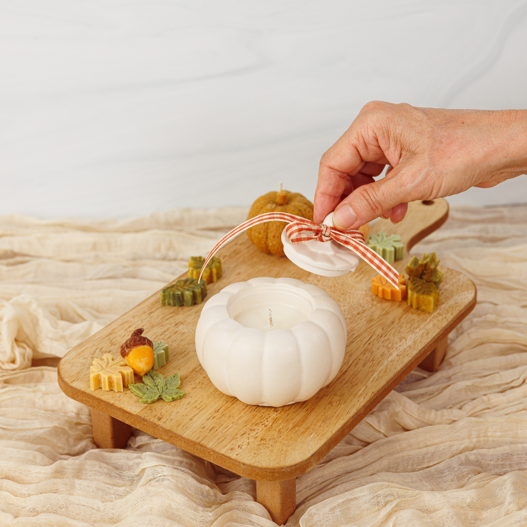 Vela de Otoño Pumpkin Pie 4 oz – Cera de Soja y Coco en Recipiente Artesanal de Yeso Ecológico