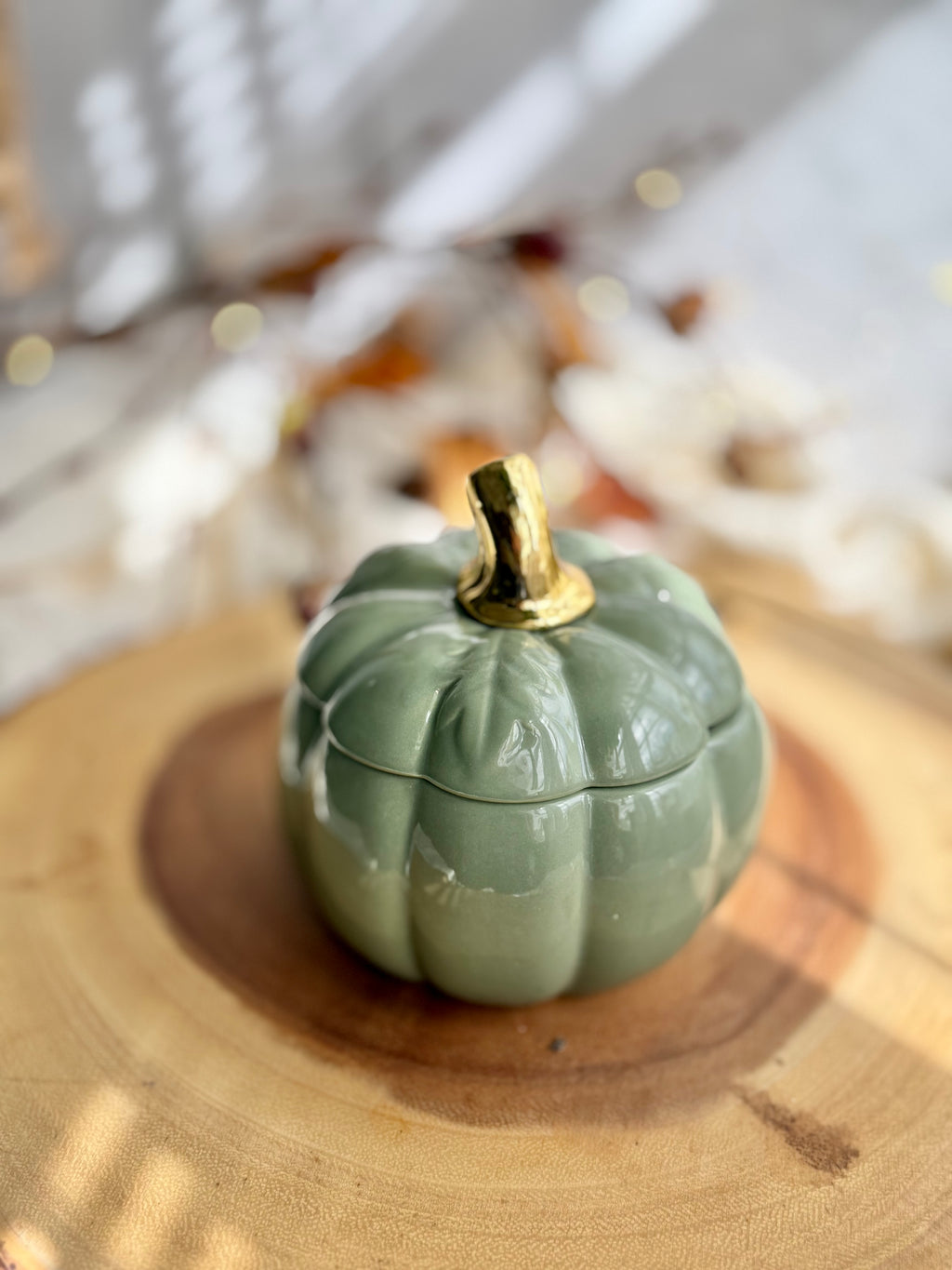 Elegant Moss & Amber  Candle – 15 oz | Vela Artesanal de Coco y Soja en Calabaza Cerámica Verde