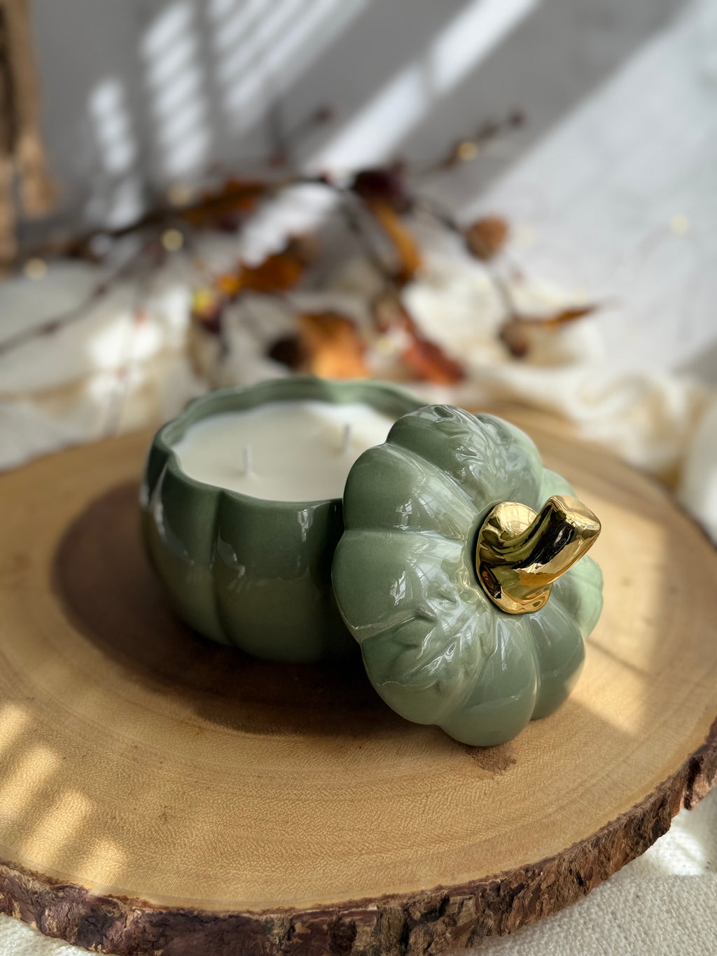 Elegant Moss & Amber  Candle – 15 oz | Vela Artesanal de Coco y Soja en Calabaza Cerámica Verde