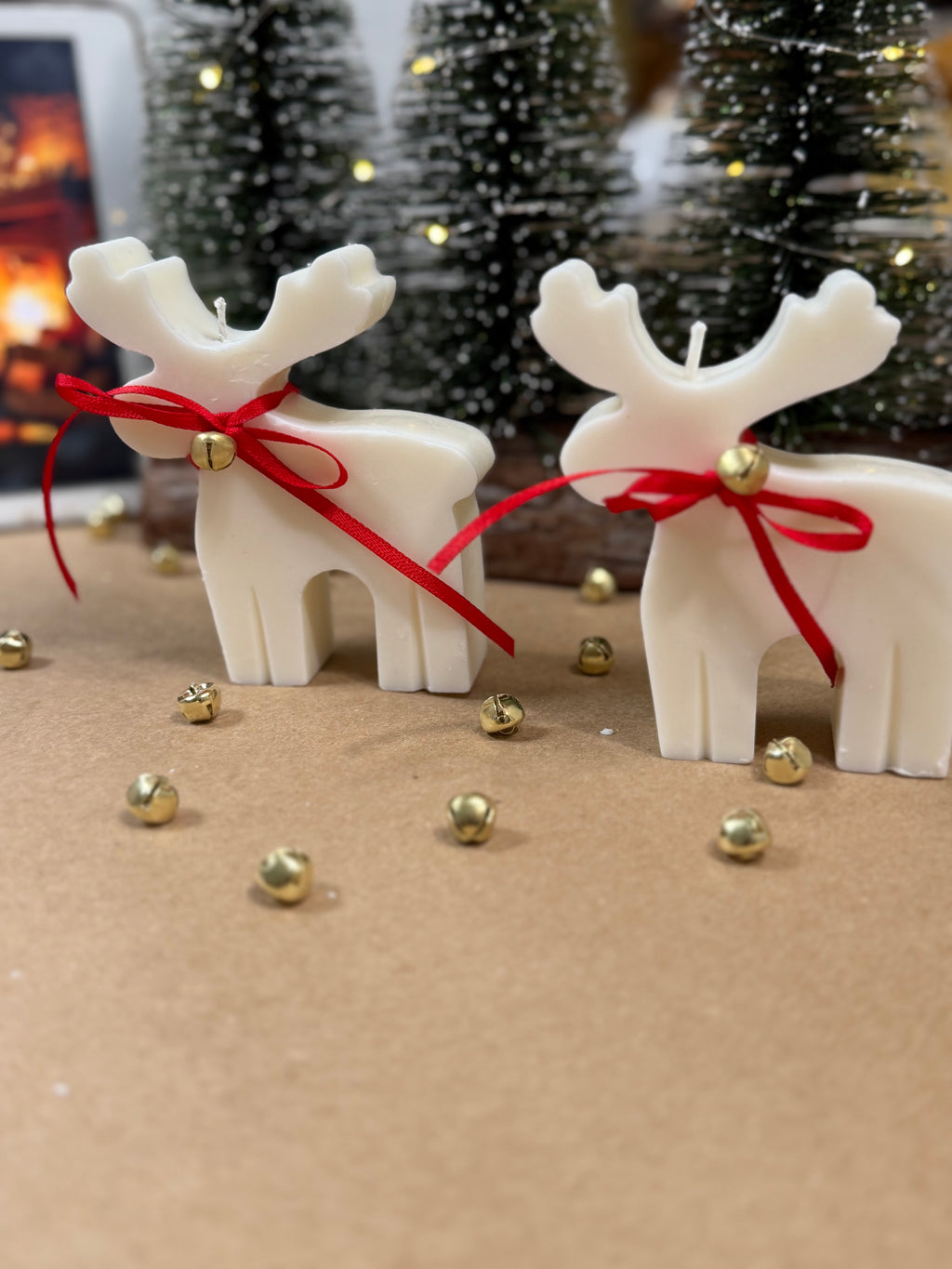 Vela Reno de Navidad – Vela artesanal de soja con diseño nórdico y lazo rojo | Navidad iluminada |