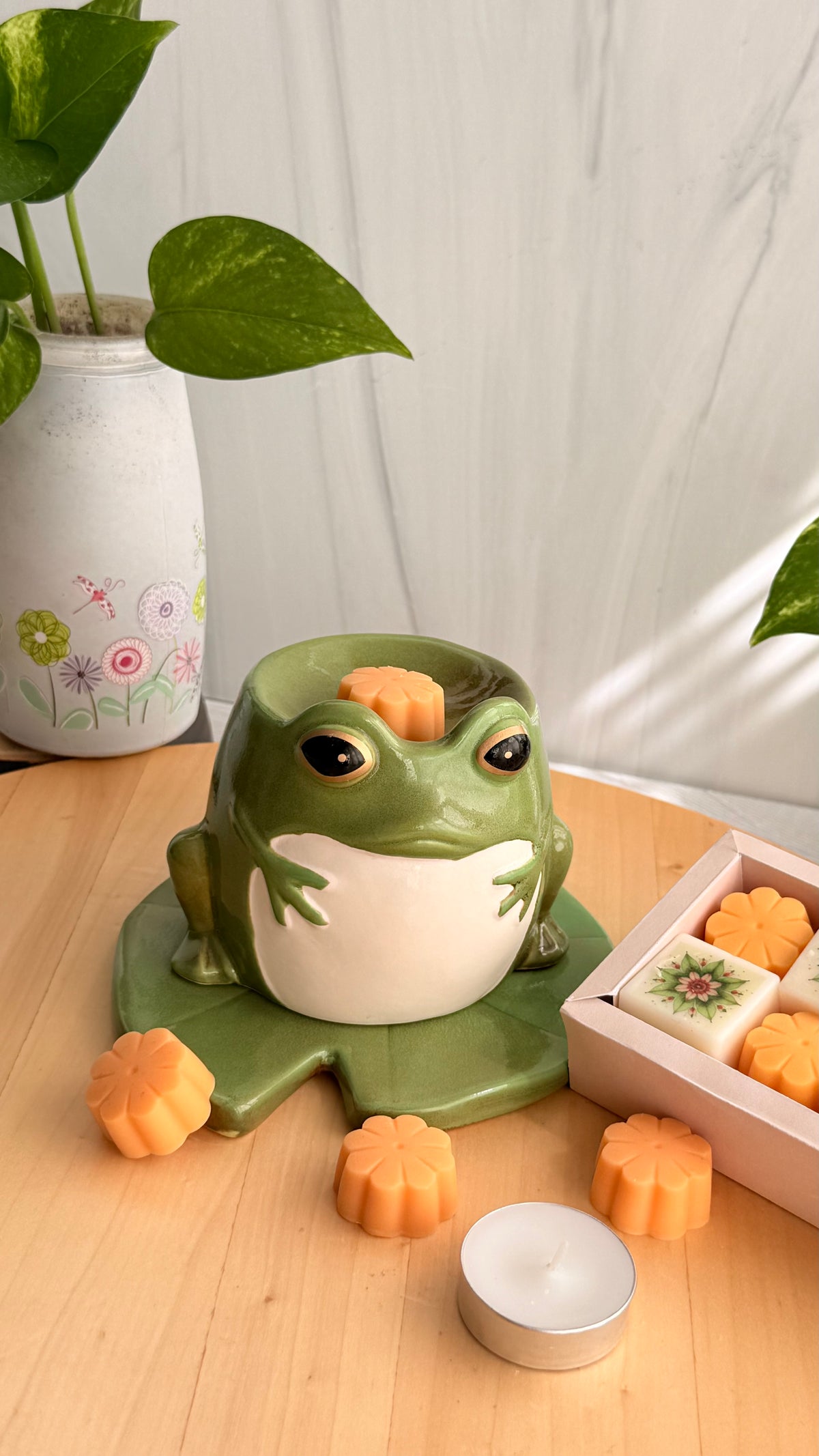 Set Quemador Cerámico Ranita en Nenúfar & Wax Melts – Sweet Orange (Incluye 8 Melts y 5 Tealights)