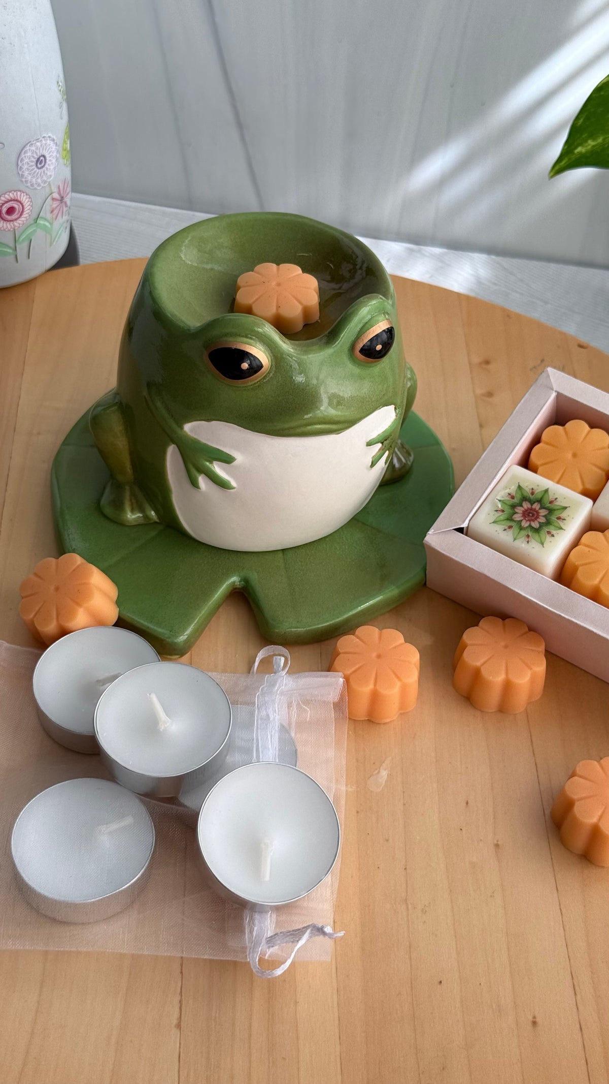 Set Quemador Cerámico Ranita en Nenúfar & Wax Melts – Sweet Orange (Incluye 8 Melts y 5 Tealights)
