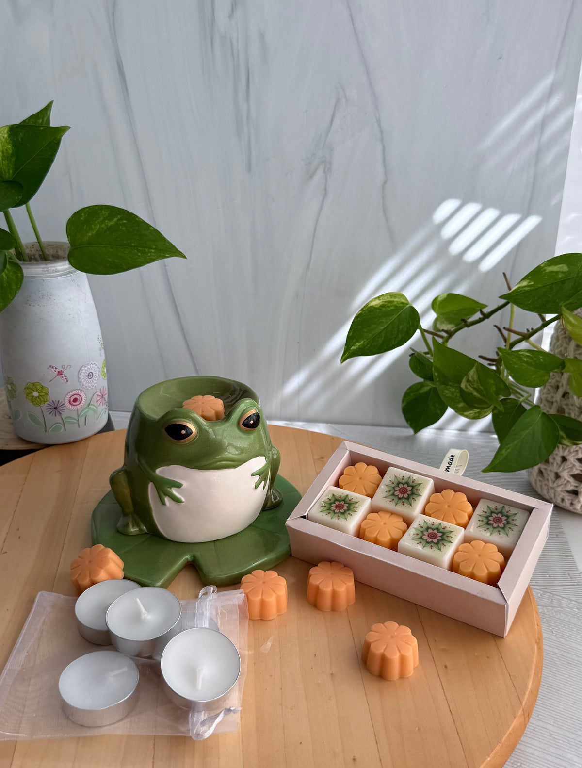 Set Quemador Cerámico Ranita en Nenúfar & Wax Melts – Sweet Orange (Incluye 8 Melts y 5 Tealights)