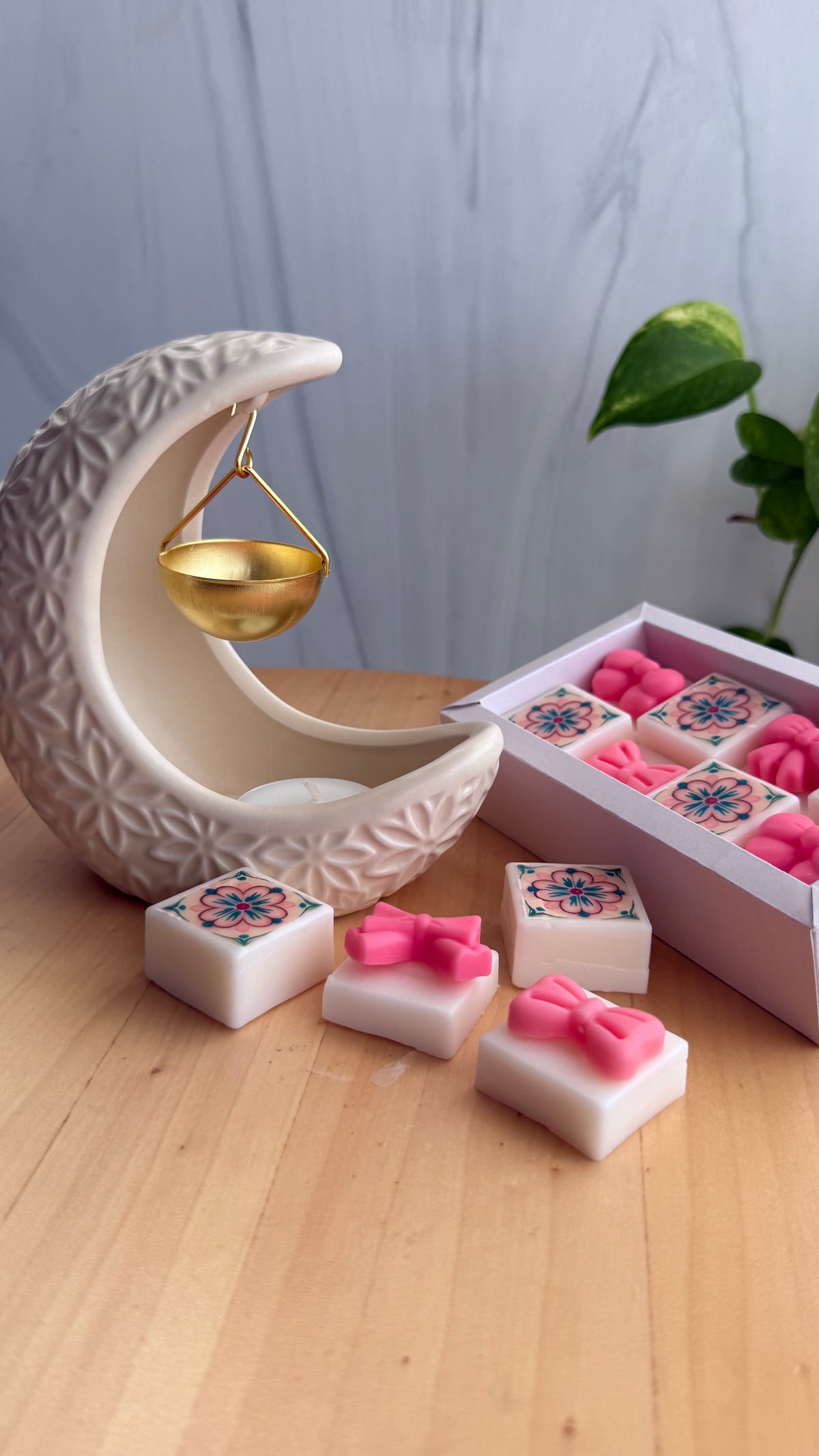 Set Quemador Cerámico Luna Creciente & Wax Melts – Pure Bamboo (Incluye 8 Melts y 5 Tealights)
