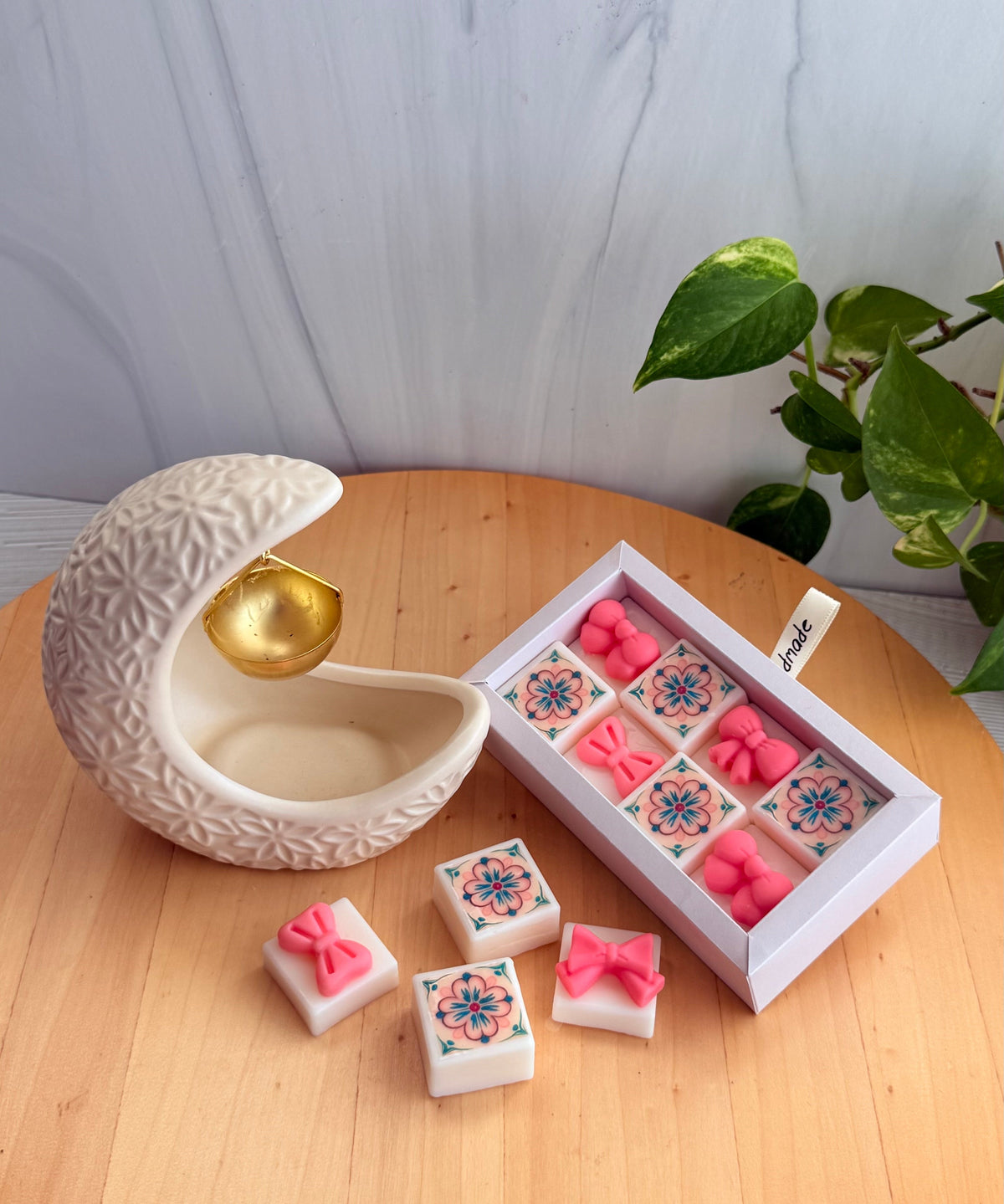 Set Quemador Cerámico Luna Creciente & Wax Melts – Pure Bamboo (Incluye 8 Melts y 5 Tealights)