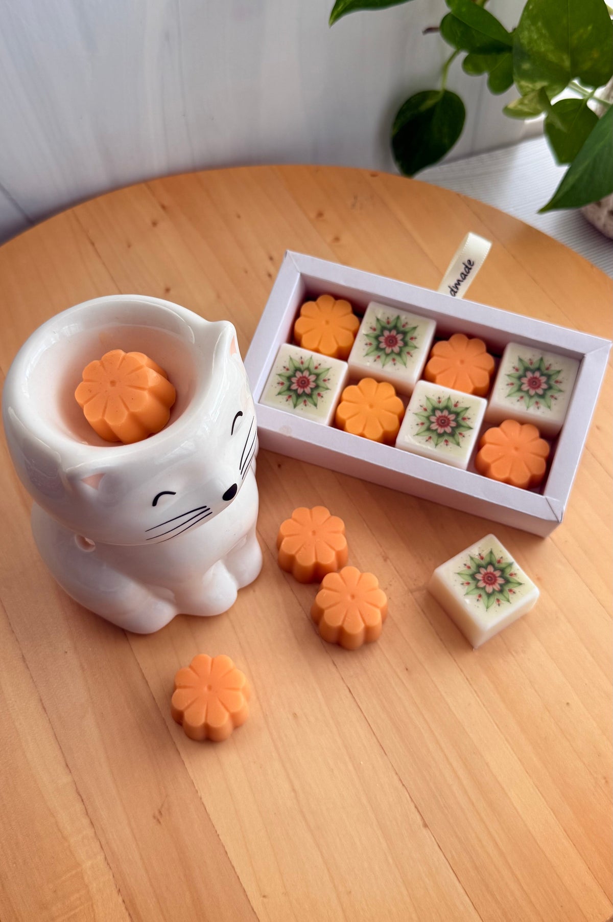Set Quemador Cerámico Gatito Blanco & Wax Melts – Sweet Orange (Incluye 8 Melts y 5 Tealights)