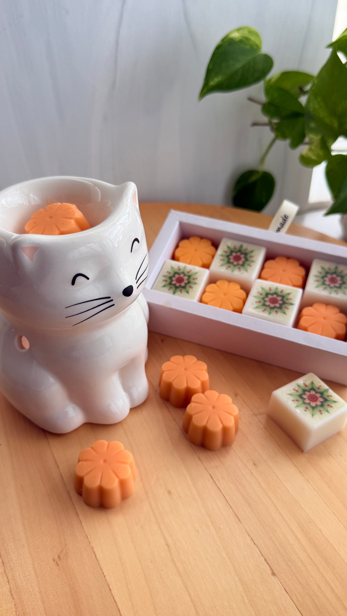 Set Quemador Cerámico Gatito Blanco & Wax Melts – Sweet Orange (Incluye 8 Melts y 5 Tealights)