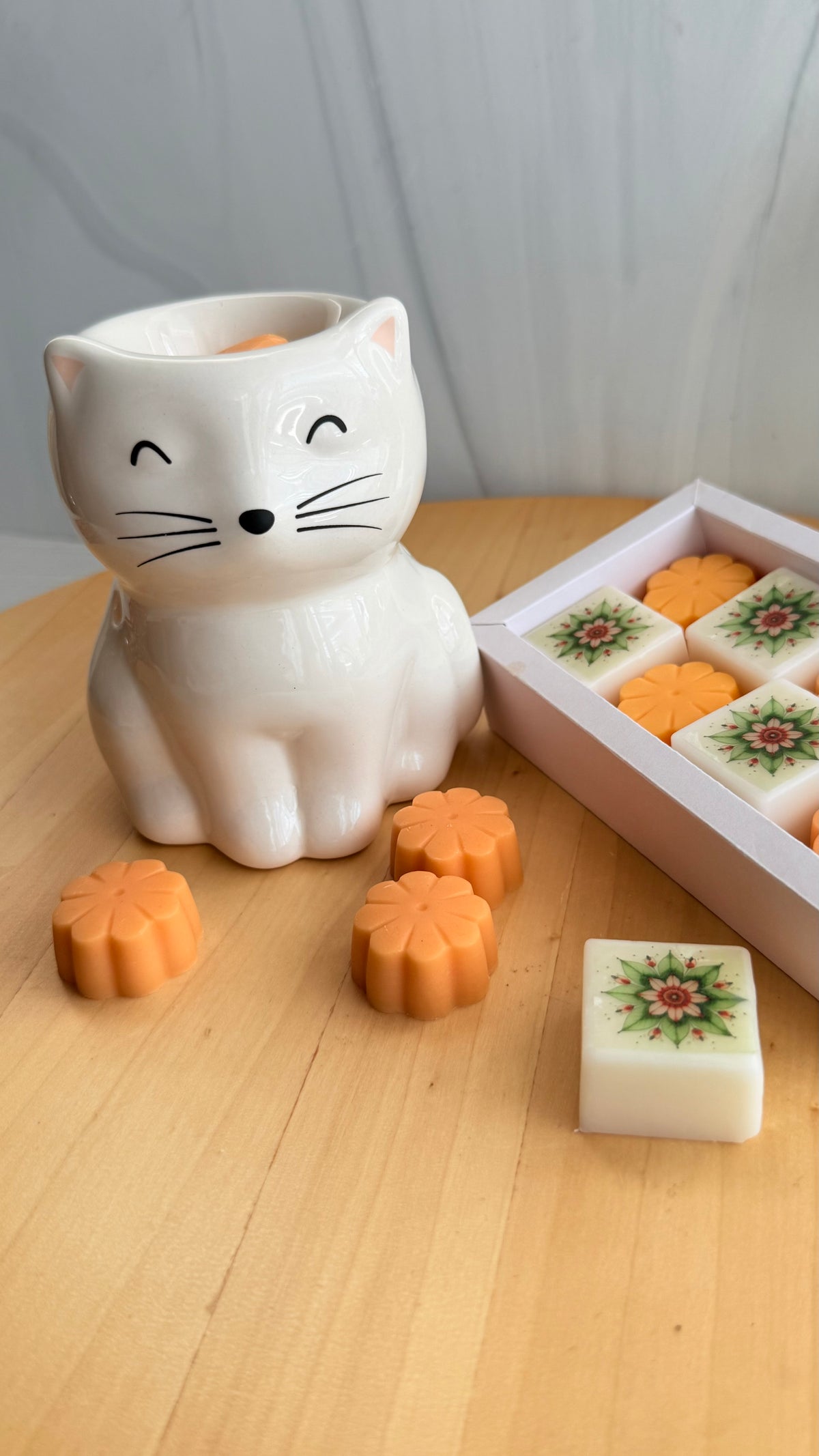 Set Quemador Cerámico Gatito Blanco & Wax Melts – Sweet Orange (Incluye 8 Melts y 5 Tealights)