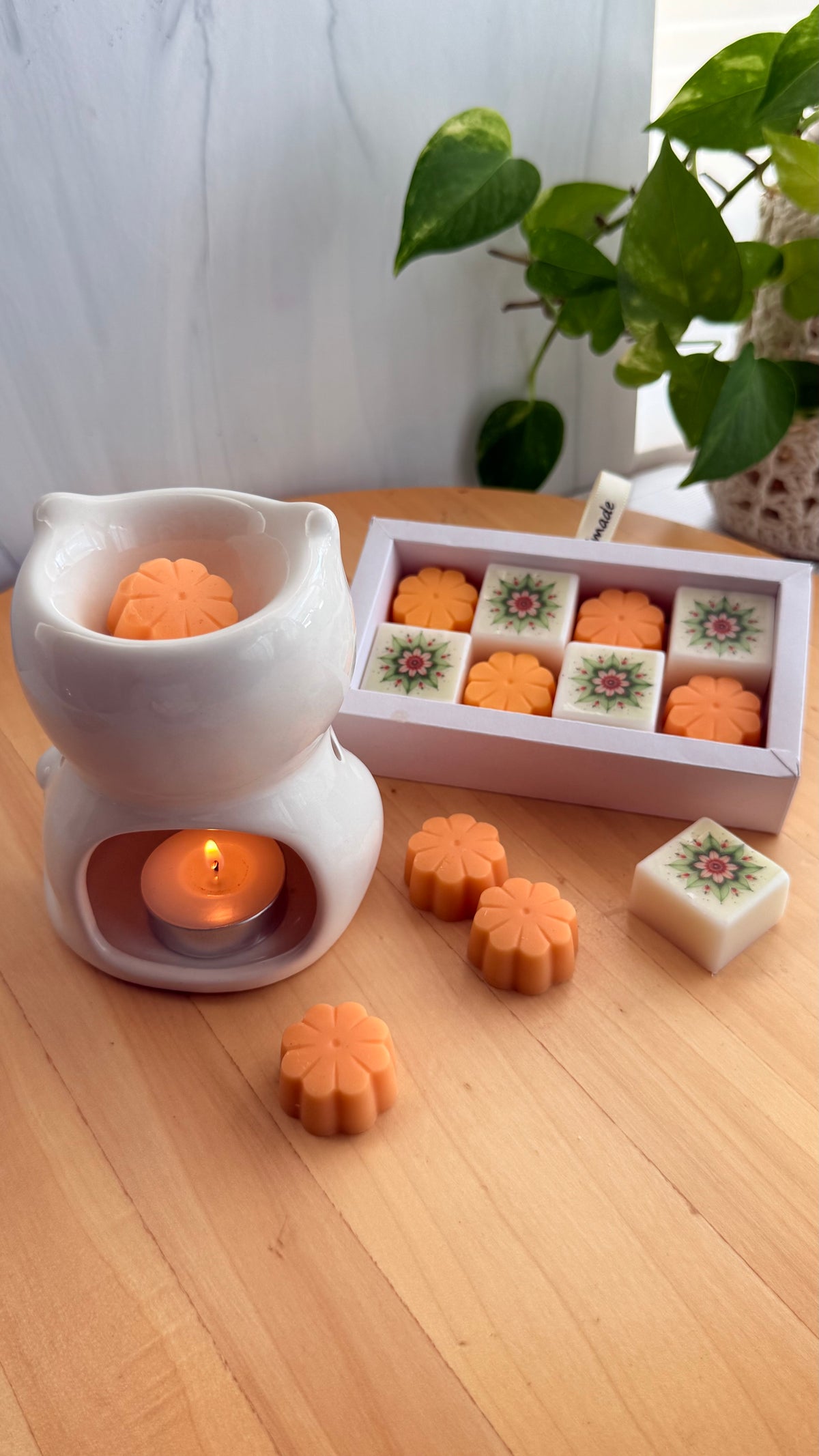 Set Quemador Cerámico Gatito Blanco & Wax Melts – Sweet Orange (Incluye 8 Melts y 5 Tealights)