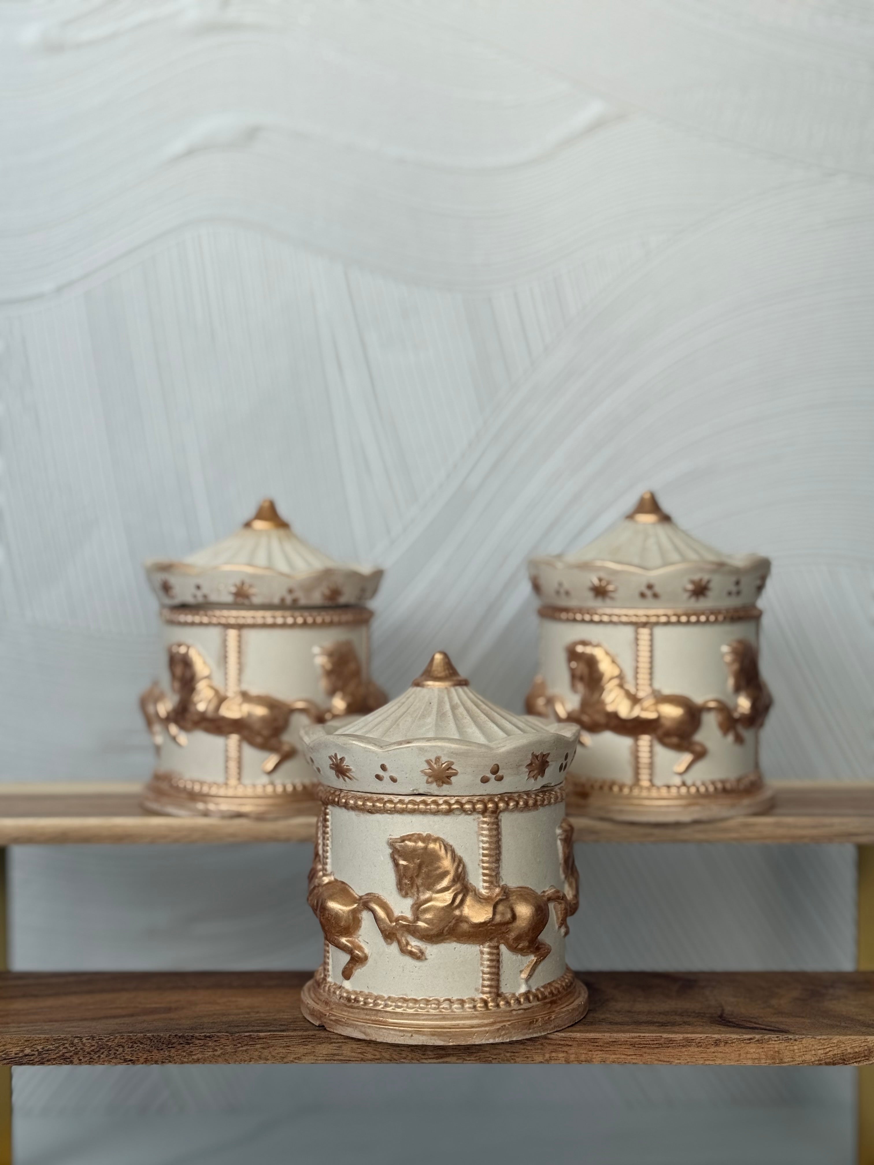 Vela Carrousel Dorado – Vela artesanal de soja con aroma cálido y diseño inspirado en la infancia | Navidad iluminada |