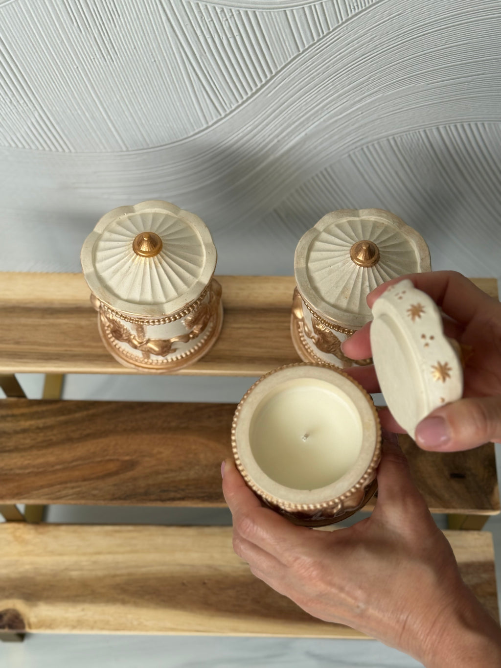 Vela Carrousel Dorado – Vela artesanal de soja con aroma cálido y diseño inspirado en la infancia | Navidad iluminada |