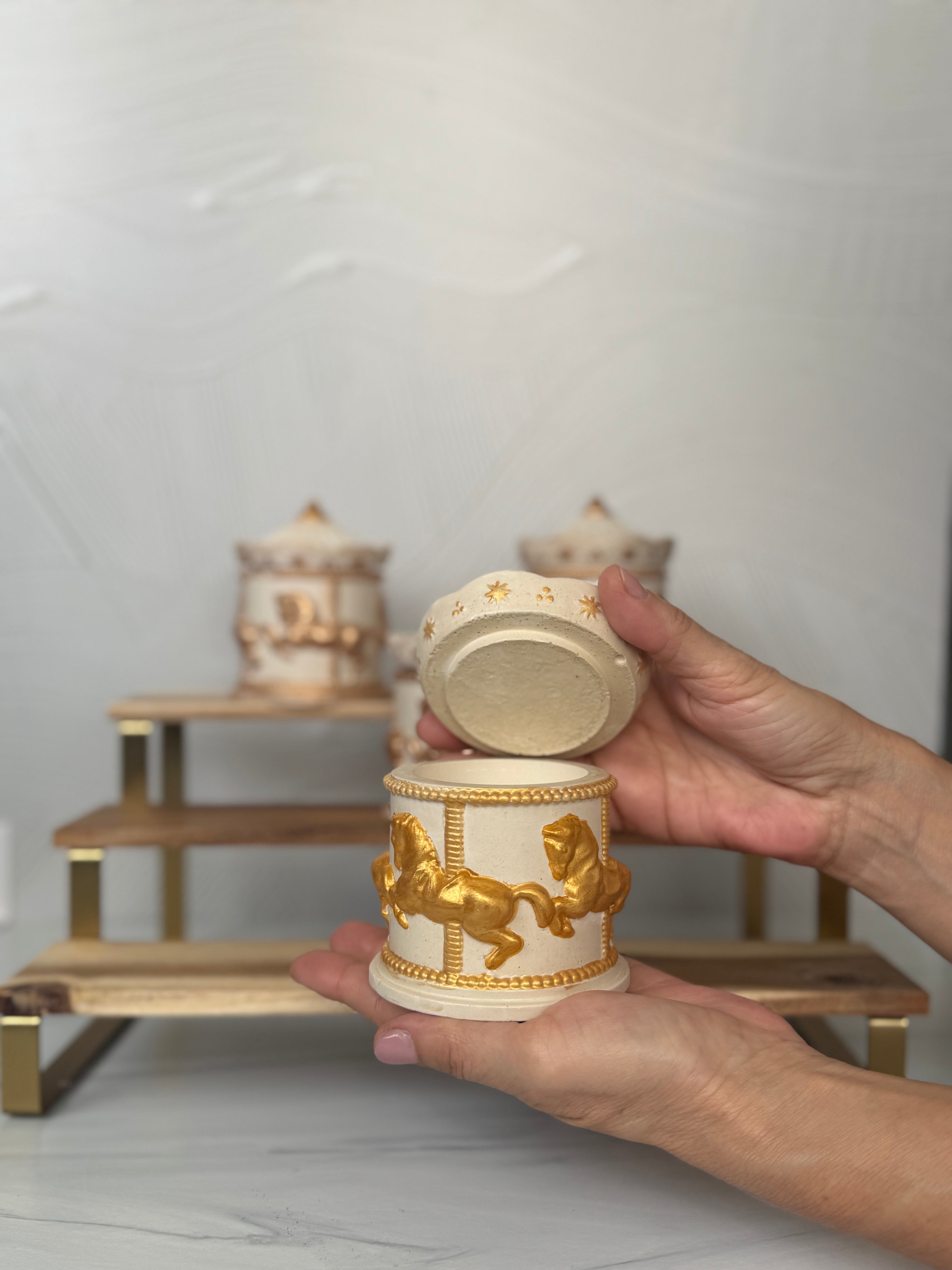 Vela Carrousel Dorado – Vela artesanal de soja con aroma cálido y diseño inspirado en la infancia | Navidad iluminada |