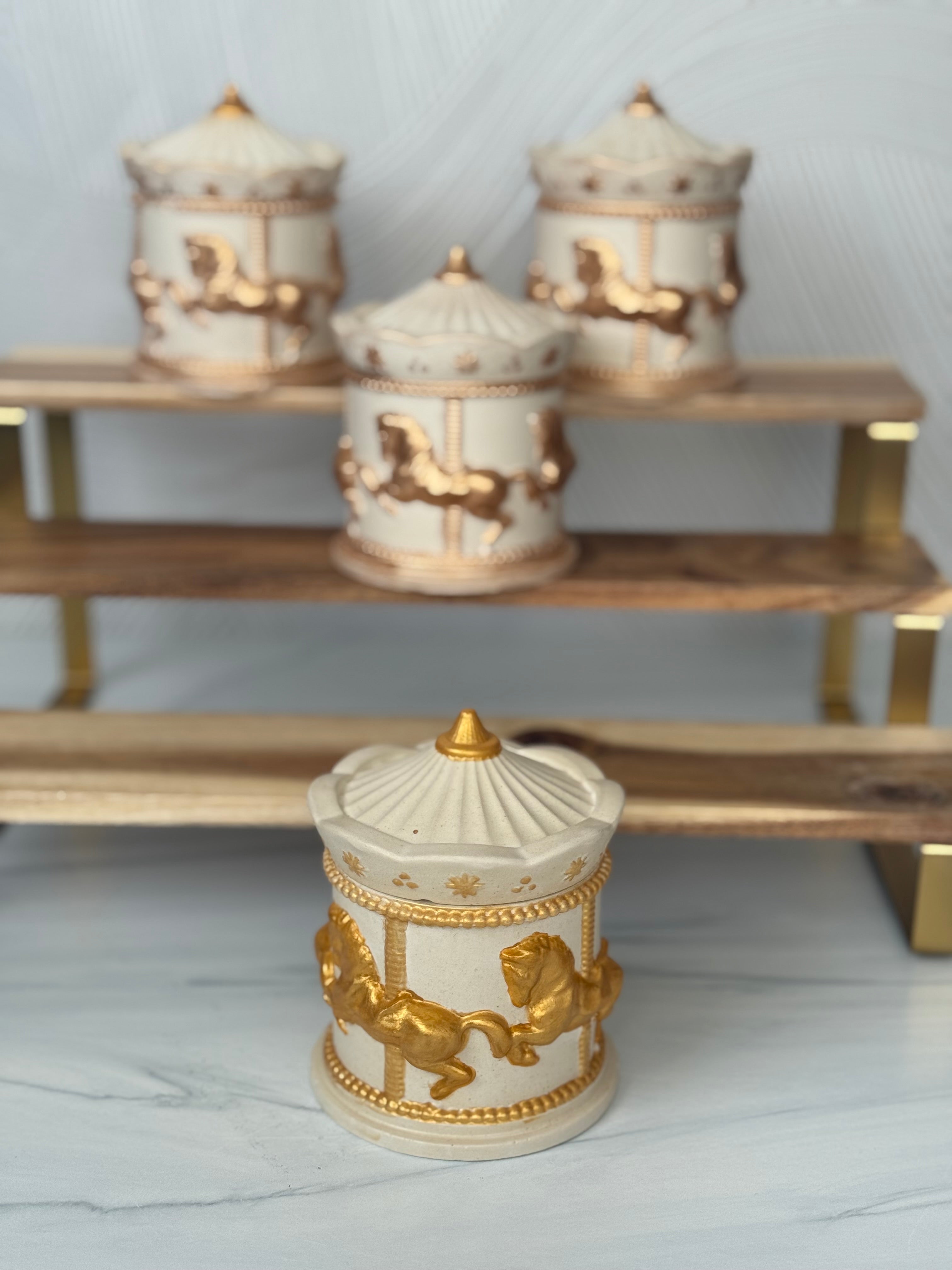 Vela Carrousel Dorado – Vela artesanal de soja con aroma cálido y diseño inspirado en la infancia | Navidad iluminada |