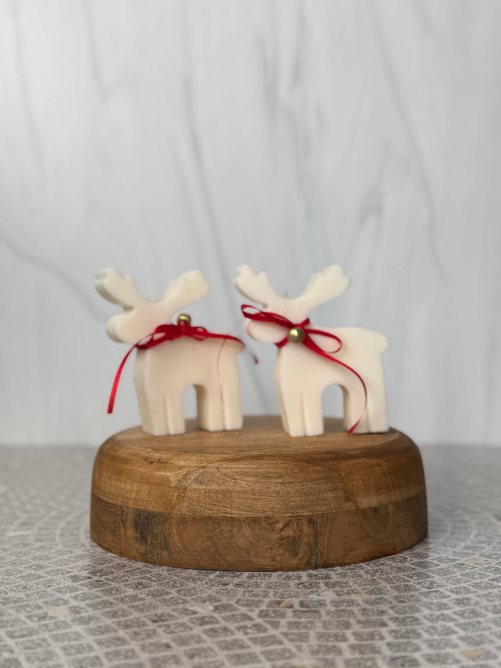 Vela Reno de Navidad – Vela artesanal de soja con diseño nórdico y lazo rojo | Navidad iluminada |