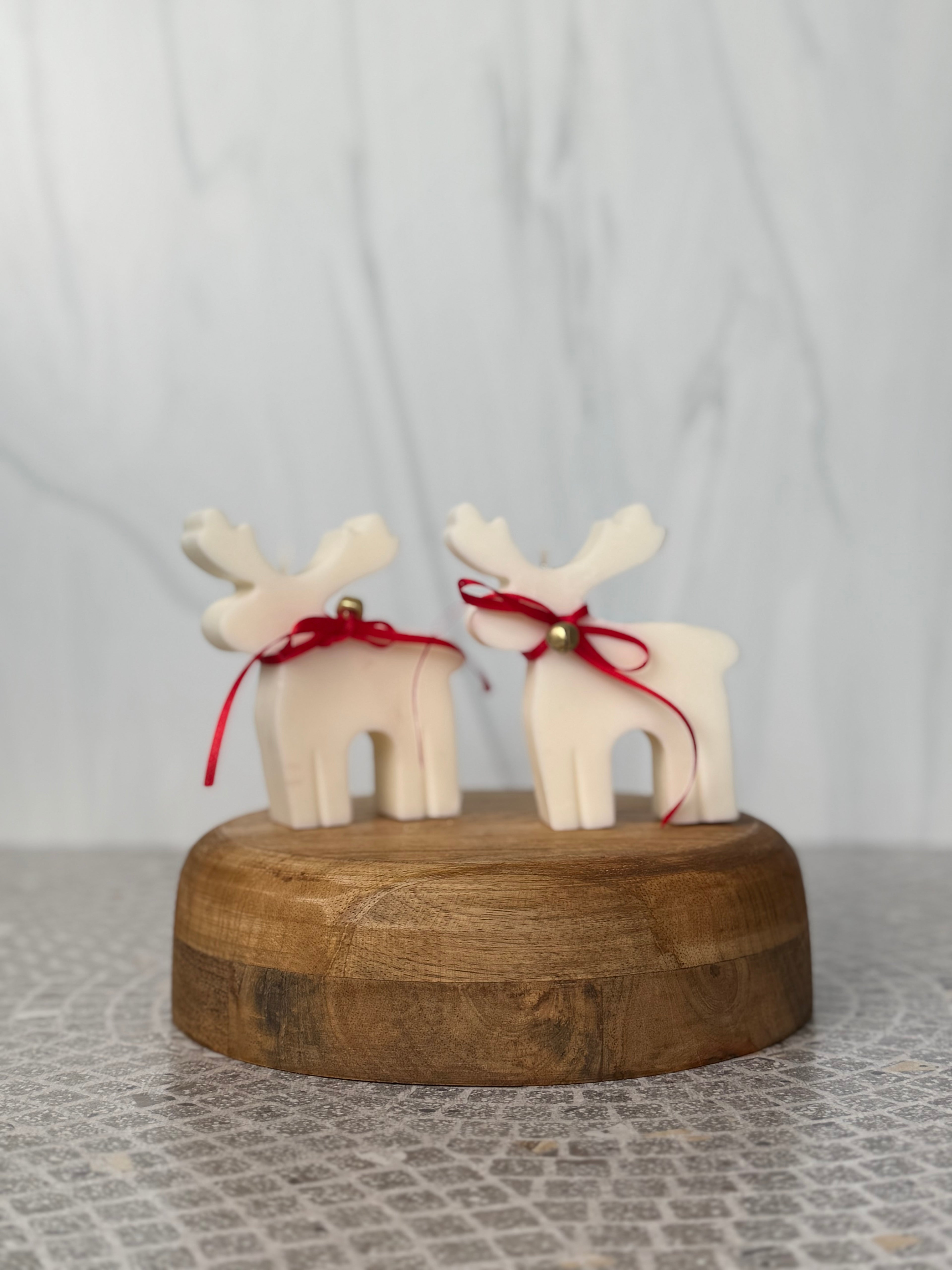 Vela Reno de Navidad – Vela artesanal de soja con diseño nórdico y lazo rojo | Navidad iluminada |