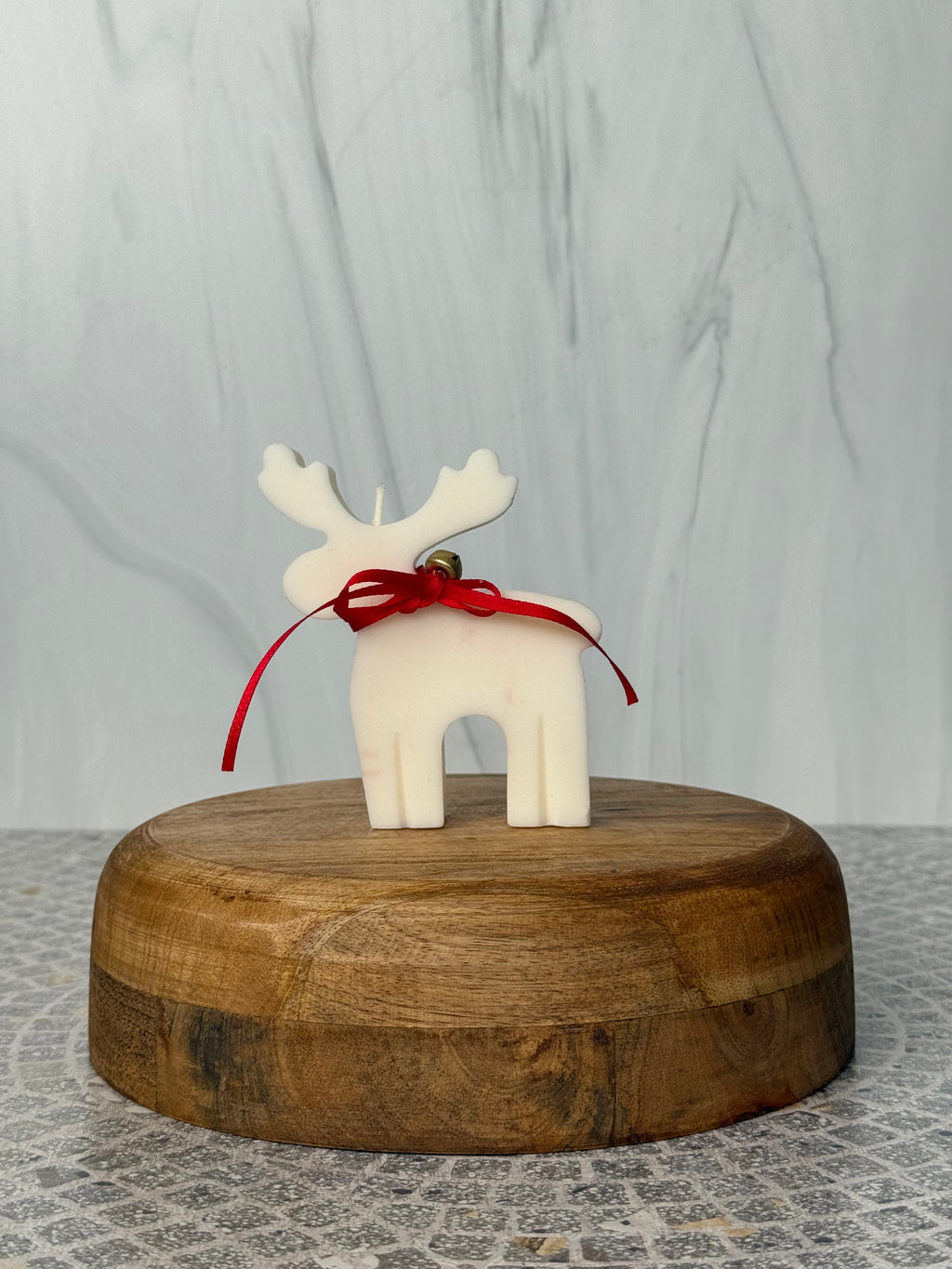 Vela Reno de Navidad – Vela artesanal de soja con diseño nórdico y lazo rojo | Navidad iluminada |