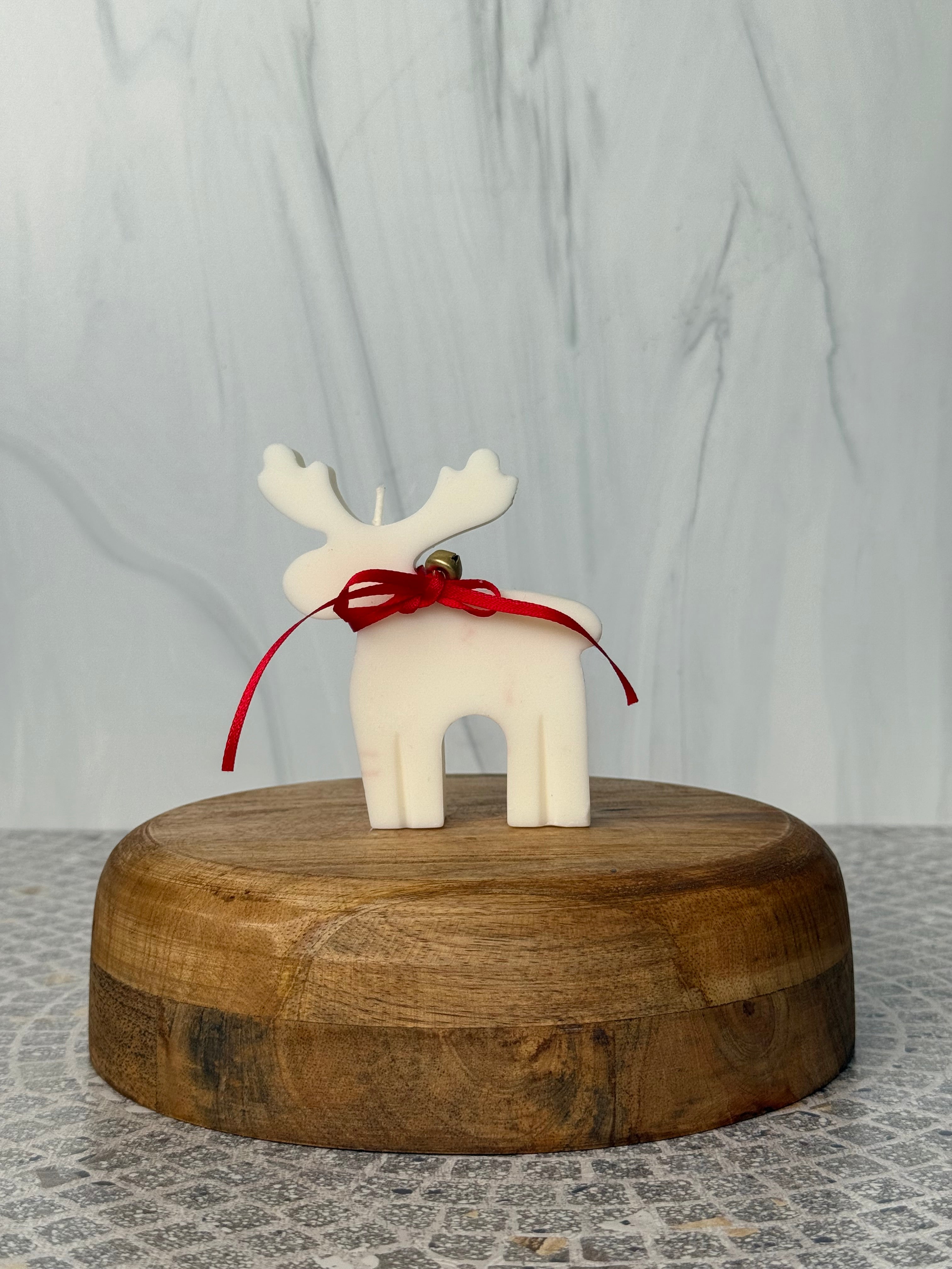 Vela Reno de Navidad – Vela artesanal de soja con diseño nórdico y lazo rojo | Navidad iluminada |