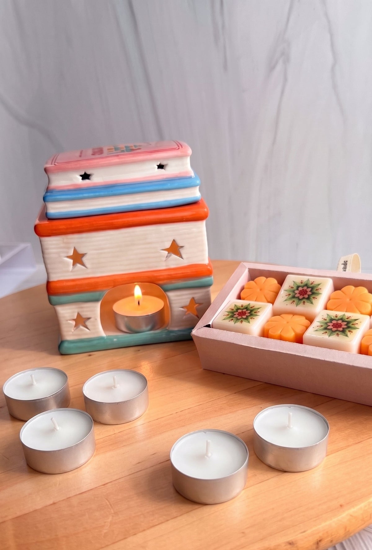 Travel Books Ceramic Oil Burner & Wax Melt Gift Set – Sweet Orange (Includes 8 Melts & 5 Tealights)